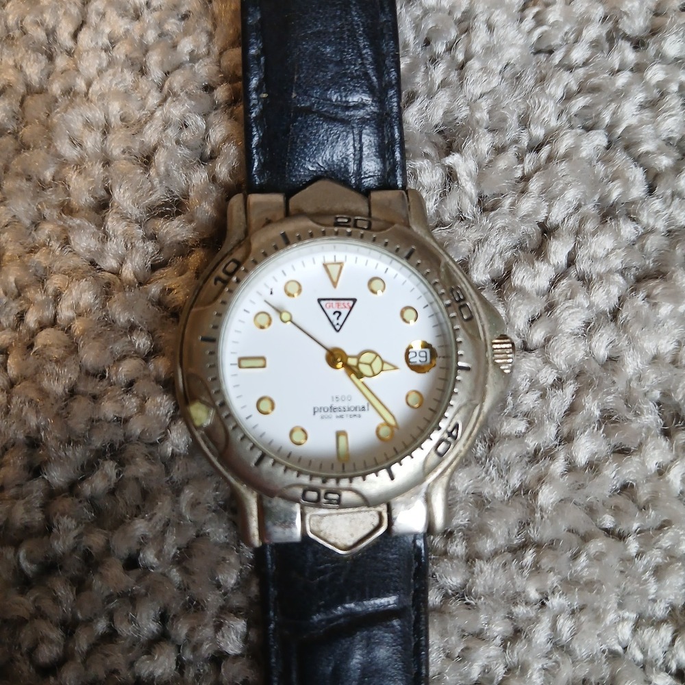 Vintage Guess Watch Professional 200 Meters for Women Water Resistnant Black - Picture 3 of 9